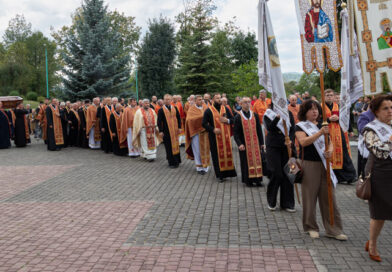 Надвірнянці попрощалися зі своїм парохом отцем Андрієм Бакотою